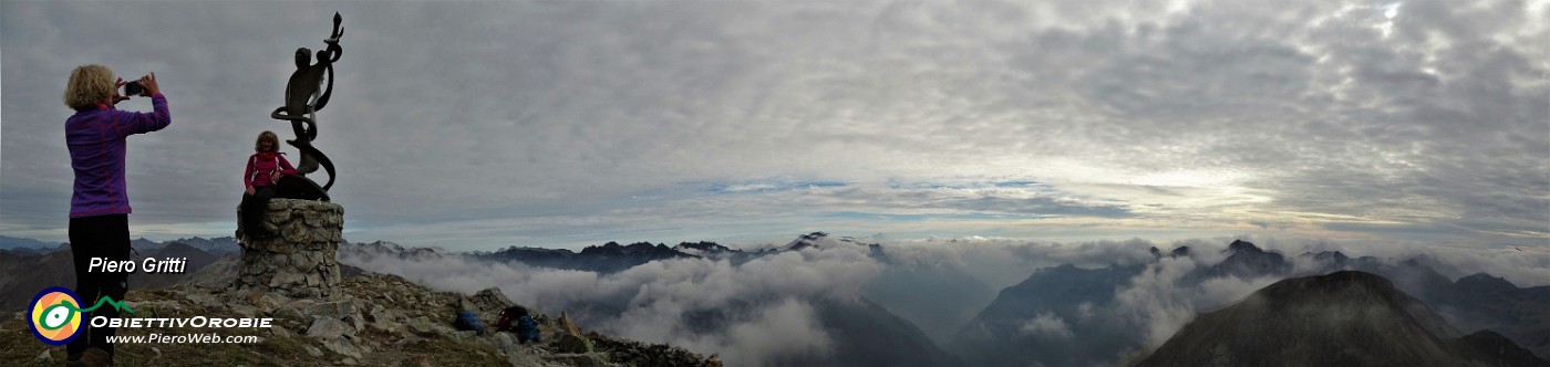 62 In vetta a Cima Cadelle (2483 m) con vista ad est.jpg